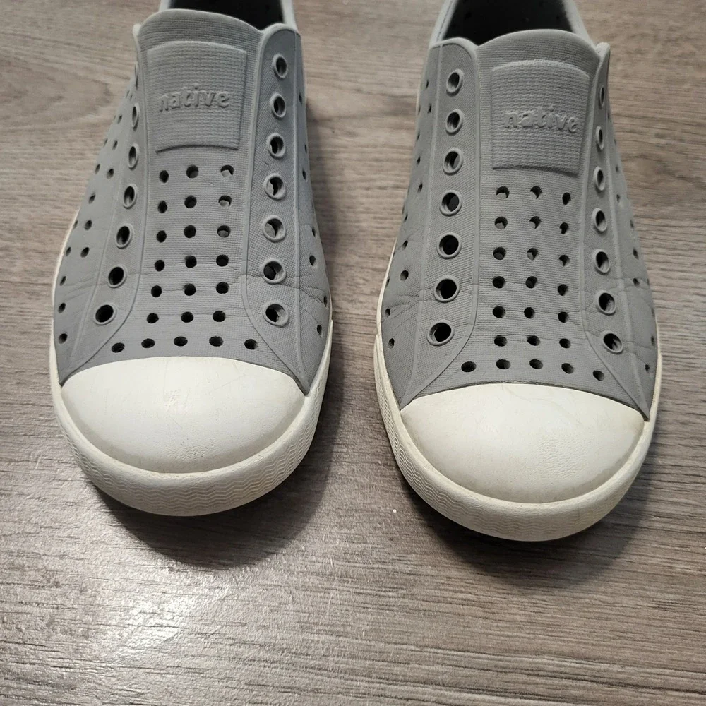 Native Jefferson Kids Gray White Slip On Water Shoes Sneakers Casual SIze J1